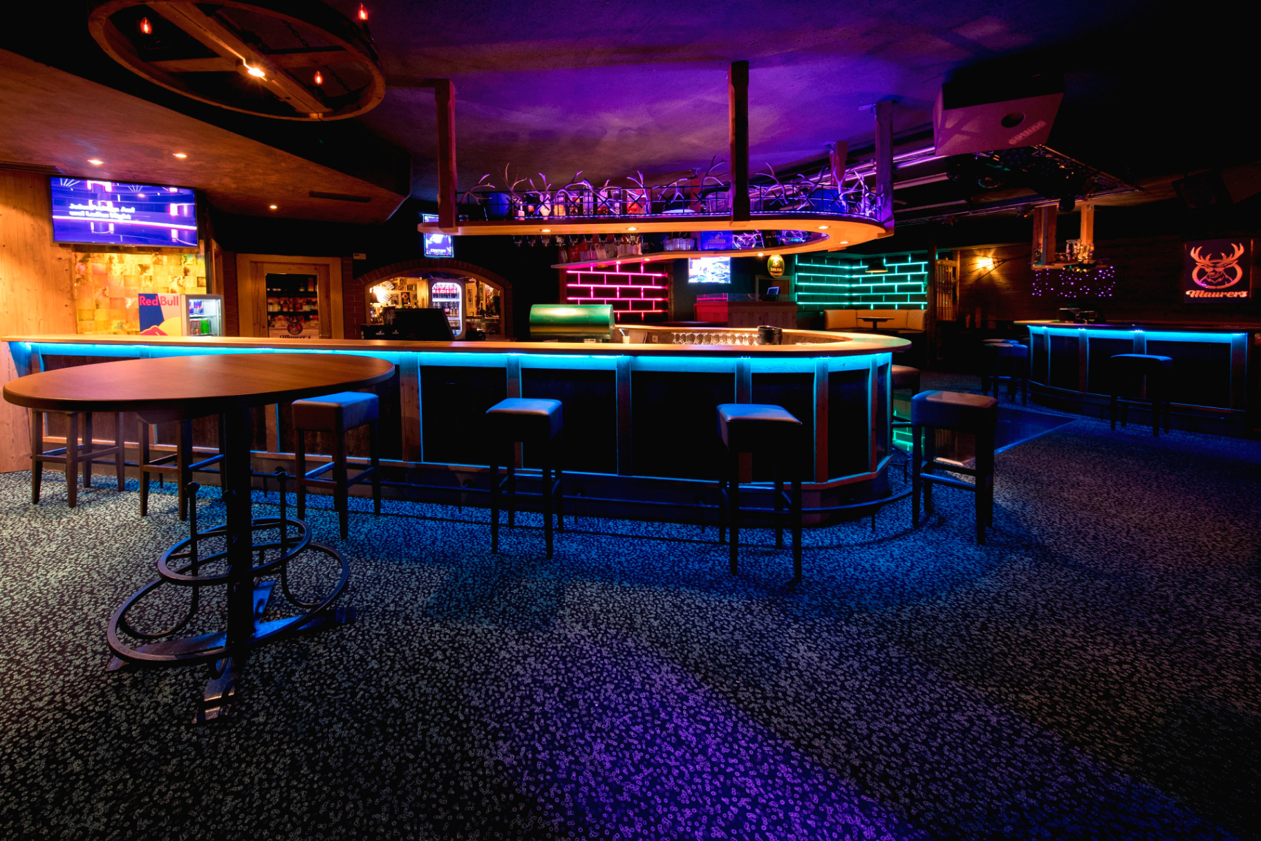 Maurer's Disco Bar mit beleuchteter Theke, blauem Neonlicht und stimmungsvoller Clubatmosphäre